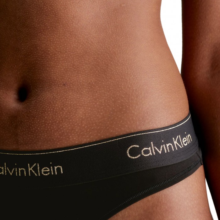 Calvin Klein γυναικείο κυλοτάκι thong με μαύρο λάστιχο και άσπρα γράμματα.53%cotton,35%modal,12%elastane F3786E-6WA