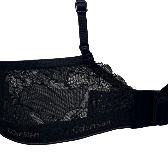 Calvin Klein bralette σε μαύρο χρώμα με δαντέλα και μαύρο λάστιχο στο κάτω μέρος  QF80073 UB1