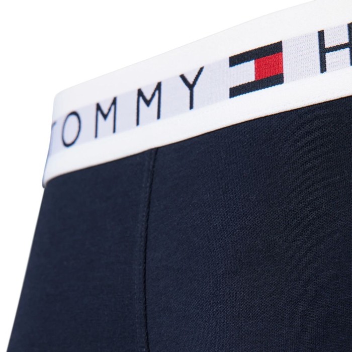 Tommy Hilfiger ανδρικά βαμβακερά boxers 3pack σε σκ. μπλε χρώμα με διαφορετικό χρώμα στο λάστιχο, άνετη γραμμή 95%cotton 5%elastane UM0UM03181 0RX