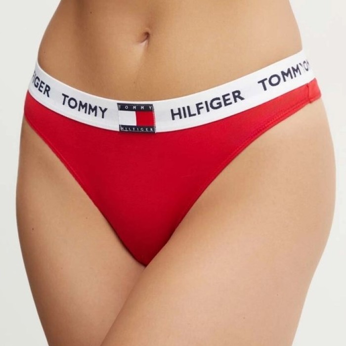 Tommy Hilfiger γυναικείο κυλοτάκι thong σε κόκκινο χρώμα με λευκό λάστιχο και το λογότυπο της εταιρίας UW0UW05616 XLG